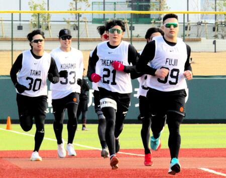 　１５００メートル走で力走する竹丸（２１）ら（撮影・伊藤玄門）