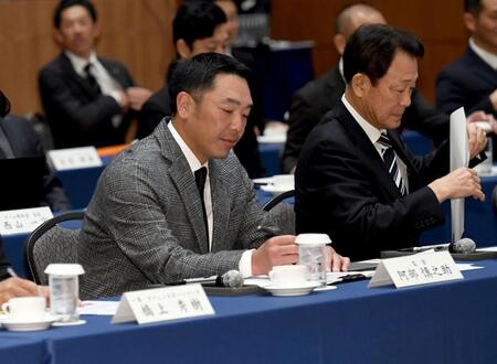 　スタッフミーティングで資料に目を通す阿部監督（中央）＝撮影・佐藤厚