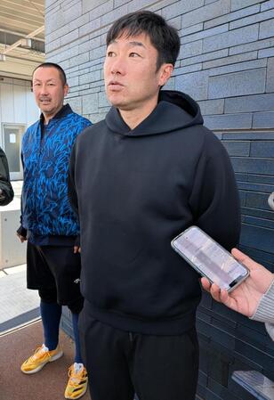 　報道陣に対応する相川監督