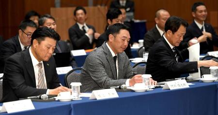 　資料に目を通す阿部監督（中央）と橋上１軍オフェンスチーフコーチ（左）、川相１軍ディフェンスチーフコーチ（撮影・佐藤厚）