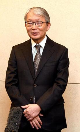 　会見に応じる山口寿一オーナー（撮影・佐藤厚）