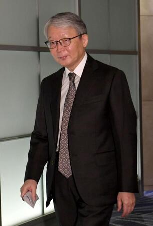 　スタッフミーティングの会場に向かう山口寿一オーナー（撮影・佐藤厚）