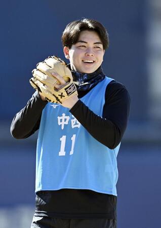 　中日の新人合同練習に臨む中西