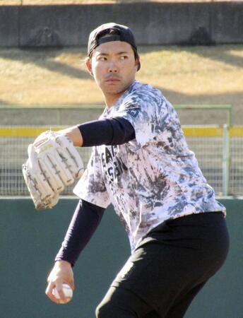 　投球練習を行う星