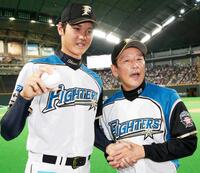 　プロ初勝利を挙げ、栗山監督（右）とポーズをとる大谷＝２０１３年６月