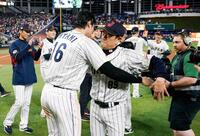 　ＷＢＣで優勝し、大谷（左）と抱き合う栗山監督＝２０２３年３月（ＡＰ＝共同）