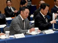 　スタッフミーティングで資料に目を通す阿部監督（中央）＝撮影・佐藤厚