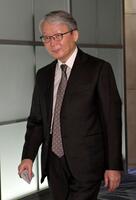 　スタッフミーティングの会場に向かう山口寿一オーナー（撮影・佐藤厚）