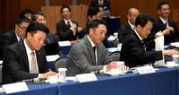 　資料に目を通す阿部監督（中央）と橋上１軍オフェンスチーフコーチ（左）、川相１軍ディフェンスチーフコーチ（撮影・佐藤厚）