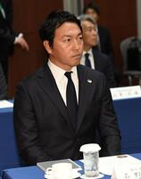 　スタッフミーティングに出席した長野久義編成本部参与（撮影・佐藤厚）