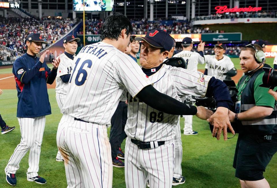 　ＷＢＣで優勝し、大谷（左）と抱き合う栗山監督＝２０２３年３月（ＡＰ＝共同）