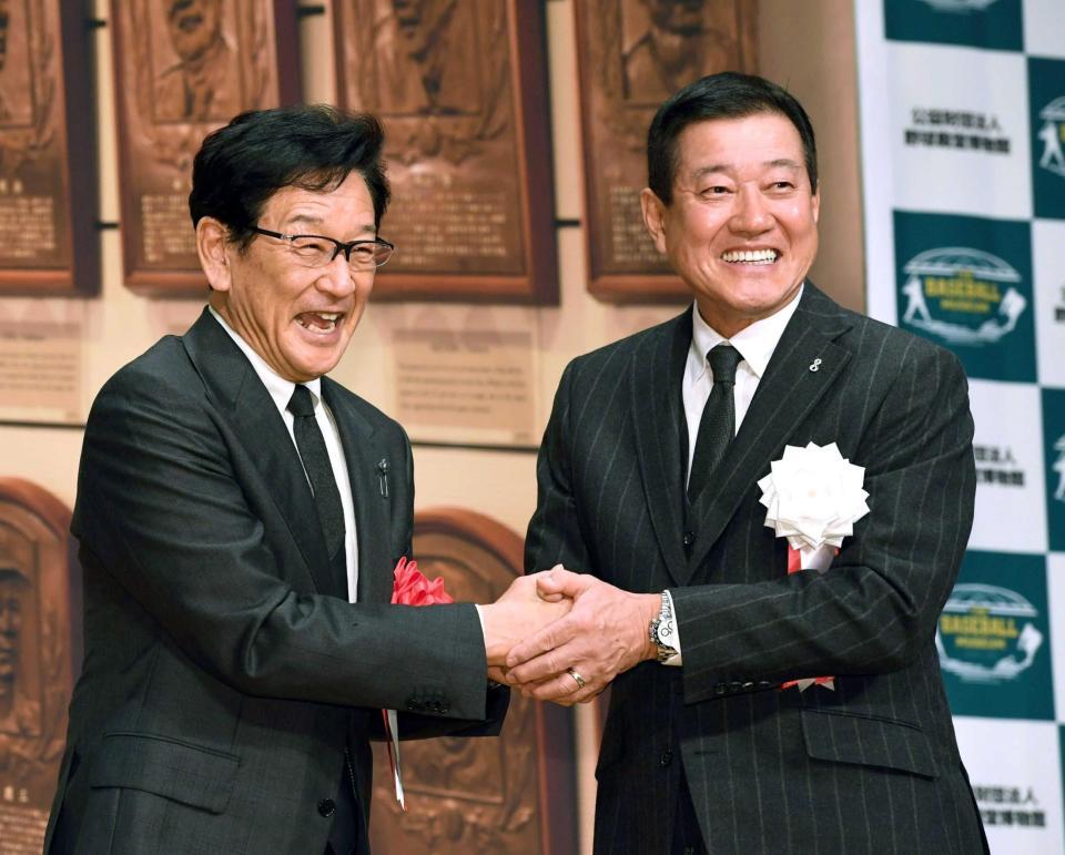 　原氏（右）から祝福され、笑顔を見せる栗山氏（撮影・佐藤厚）