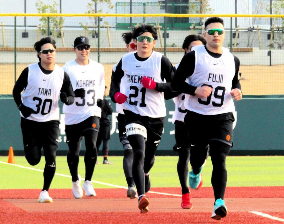 　１５００メートル走で力走する竹丸（２１）ら（撮影・伊藤玄門）