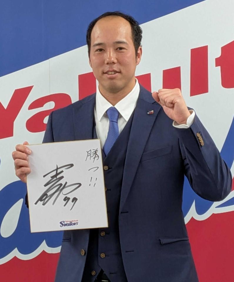 　色紙「勝つ！」としたため、ガッツポーズを見せる青柳