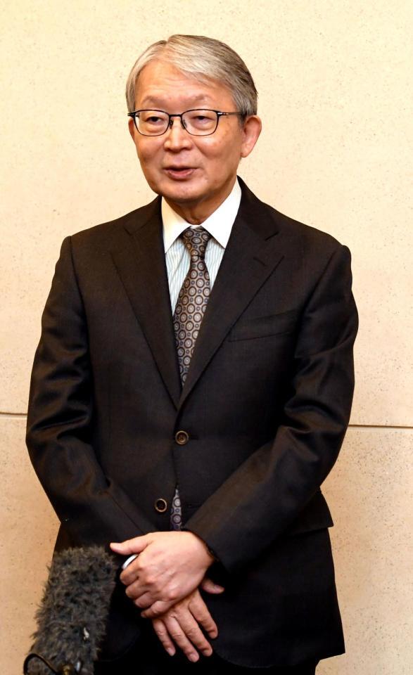 　会見に応じる山口寿一オーナー（撮影・佐藤厚）