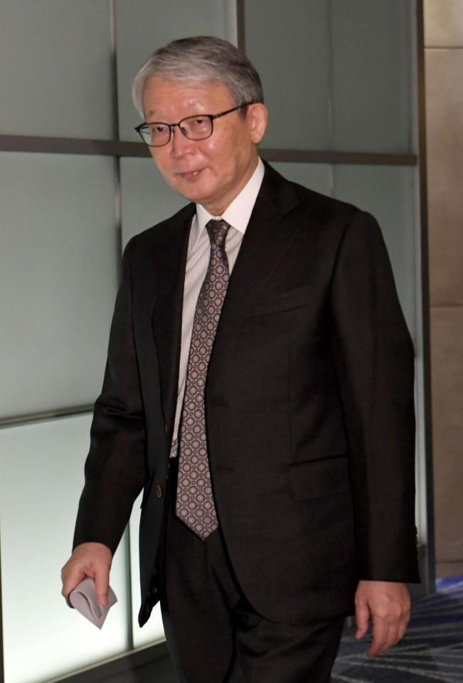 　スタッフミーティングの会場に向かう山口寿一オーナー（撮影・佐藤厚）