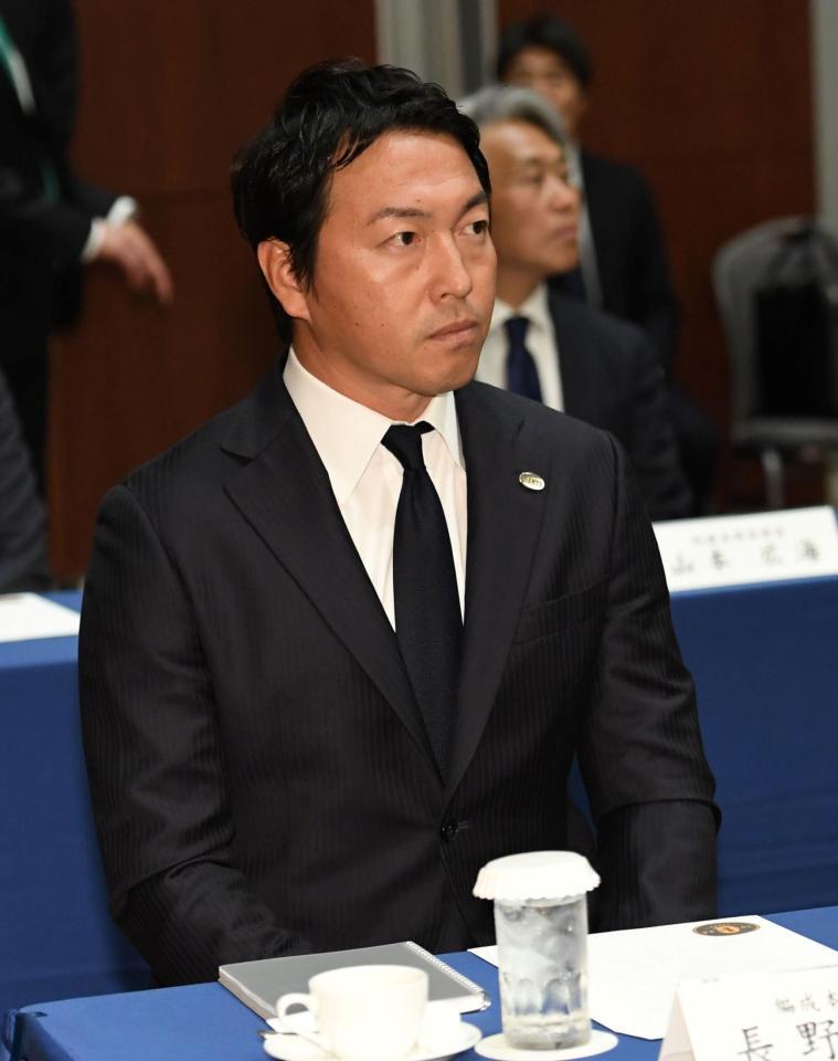　スタッフミーティングに出席した長野久義編成本部参与（撮影・佐藤厚）