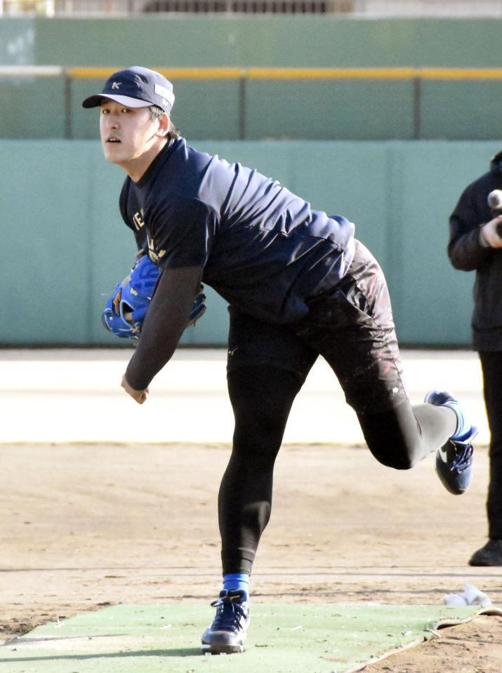 　投球練習する隅田