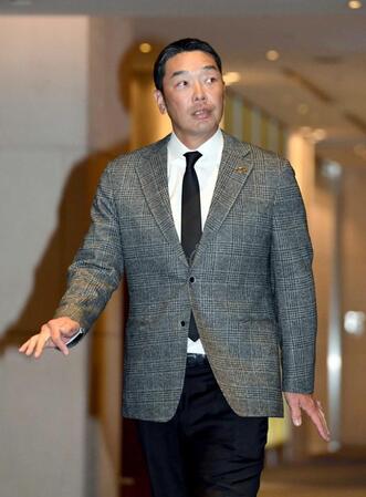 　スタッフ会議の会場に向かう阿部監督（撮影・佐藤厚）