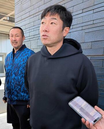 　報道陣に対応する相川監督