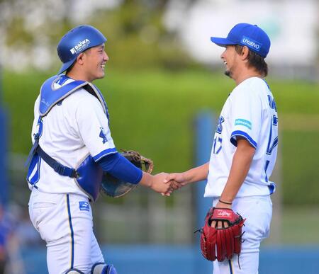 ９回を抑え、松尾（左）と握手を交わす三嶋＝２５年９月