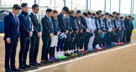 　黙とうするプロ野球オリックスの岸田監督（左から２人目）と選手ら＝１７日正午ごろ、大阪市此花区
