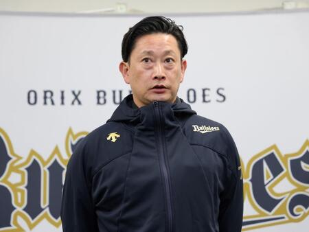 阪神・淡路大震災の犠牲者へ黙とうを捧げ、取材に応じる岸田監督（撮影・立川洋一郎）