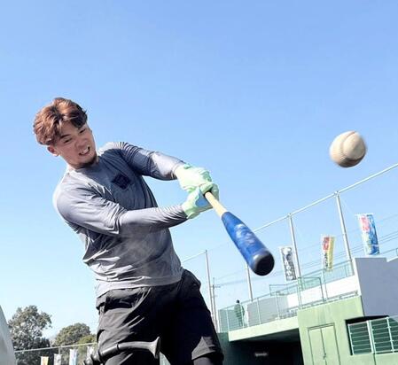 自主トレを公開した井上（球団提供）