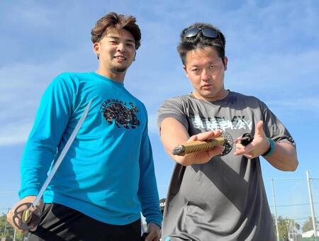 自主トレを公開した井上（左）と牧（球団提供）