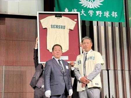 記念撮影を行う石川野球部ＯＢ・ＯＧ会会長（左）と黒田氏