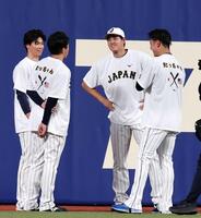 　大谷（中央右）はチームに合流し湯浅（左端）らと談笑する＝２３年３月３日