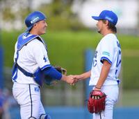 ９回を抑え、松尾（左）と握手を交わす三嶋＝２５年９月