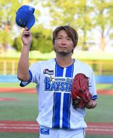 ＤｅＮＡラスト登板を終え、スタンドの声援に応える三嶋＝２５年９月