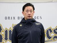 阪神・淡路大震災の犠牲者へ黙とうを捧げ、取材に応じる岸田監督（撮影・立川洋一郎）