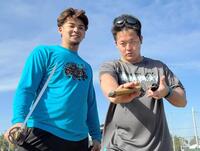 自主トレを公開した井上（左）と牧（球団提供）