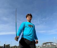 自主トレを公開した井上は刀を使ったトレーニングも披露（球団提供）