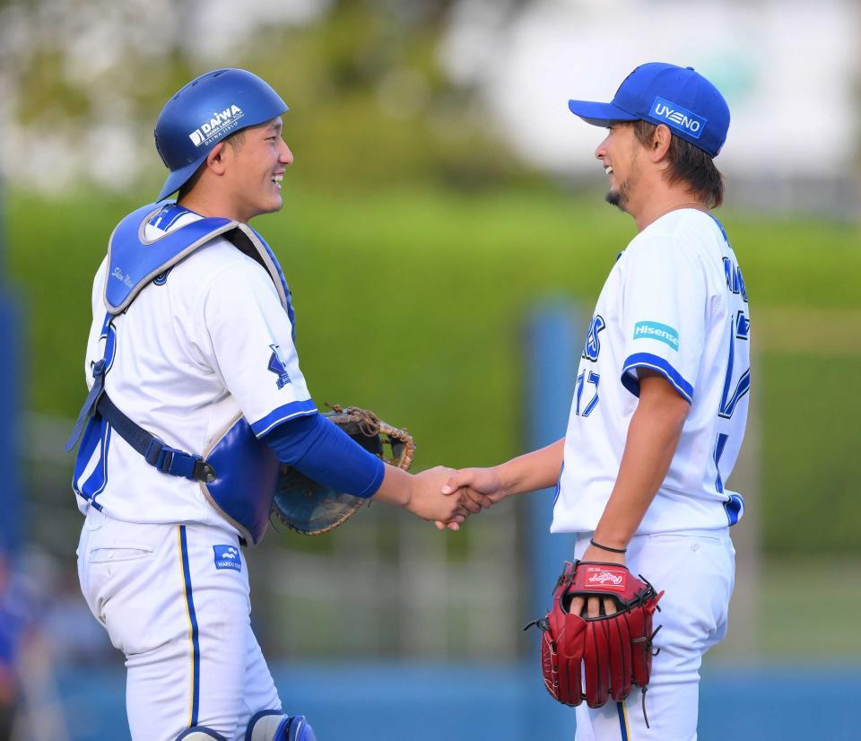 ９回を抑え、松尾（左）と握手を交わす三嶋＝２５年９月