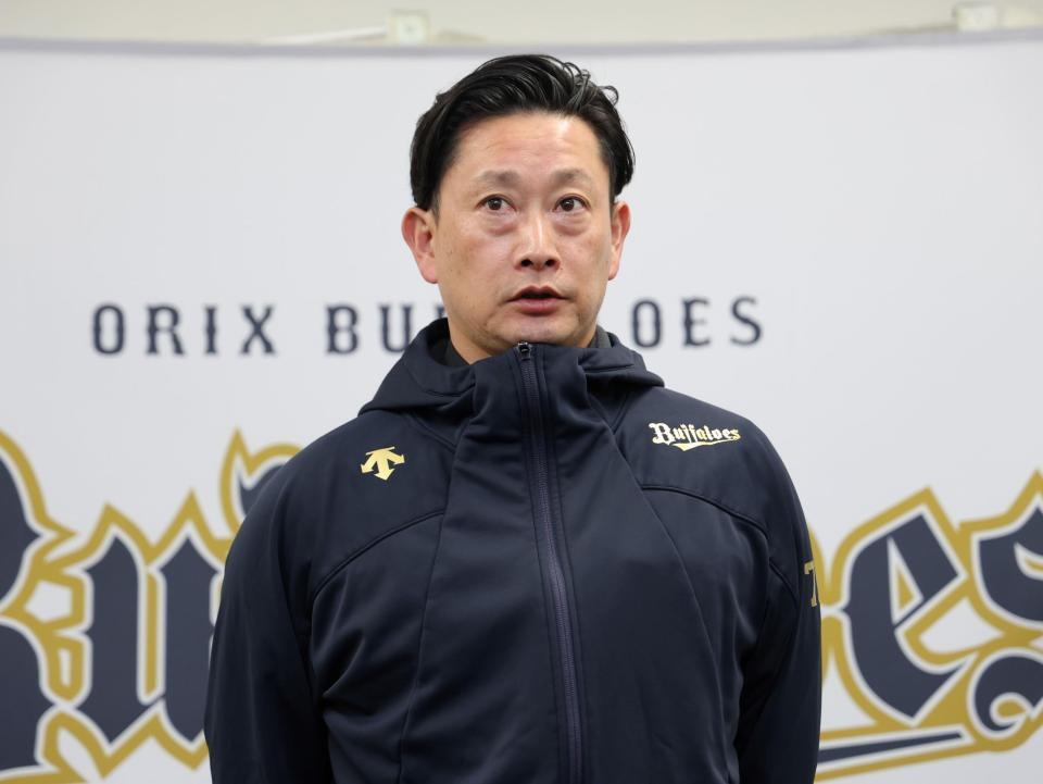 阪神・淡路大震災の犠牲者へ黙とうを捧げ、取材に応じる岸田監督（撮影・立川洋一郎）