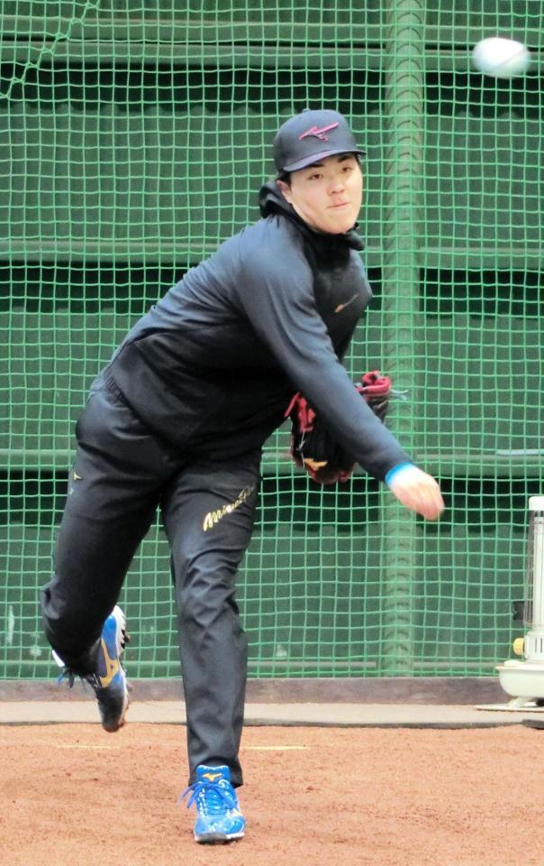 ブルペンで投球する柴田