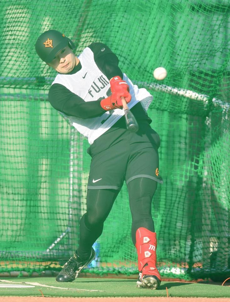 　新人合同自主トレで初めてフリー打撃を行い快音を響かせるドラフト６位の藤井（撮影・開出牧）