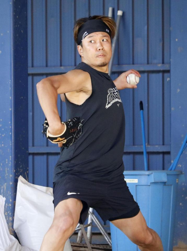 　ブルペンで投げる大野