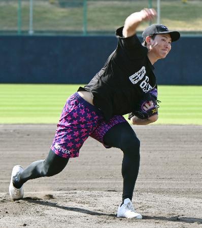 　投球練習する阪神・湯浅＝沖縄県宜野座村
