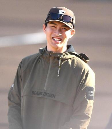 自主トレの合間に笑顔を見せる達（撮影・開出牧）