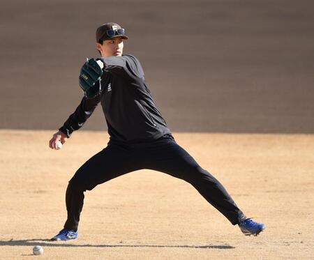 自主トレでキャッチボールする達（撮影・開出牧）