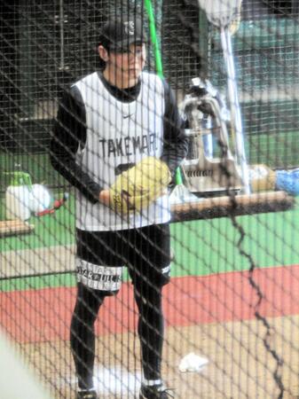 ブルペンで投球を行った竹丸