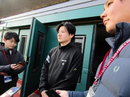 　新人合同自主トレ後、取材に応じる竹丸