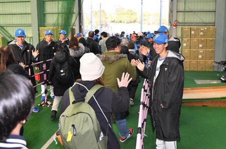 　お披露目会でファンとタッチを交わすドラフト１位・大川（右手前）ら日本ハムの新人たち（撮影・開出牧）
