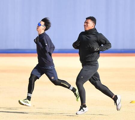 　新人合同自主トレでダッシュするドラフト１位の大川（左）と２位のエドポロ（撮影・開出牧）
