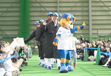 　お披露目会に登場したドラフト１位・大川（手前）ら日本ハムの新人たち（撮影・開出牧）