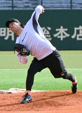 　自主トレで投球練習するロッテ・高野＝長崎市